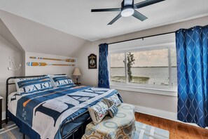 6 多间卧室、办公桌、免费 WiFi、床单