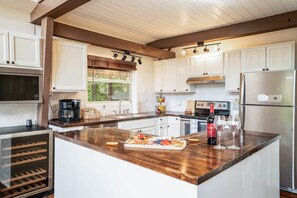 Fridge, microwave, oven, stovetop - Huge Mtn Views/3miles to Downtown/HotTub/3 Pools (Gatlinburg)