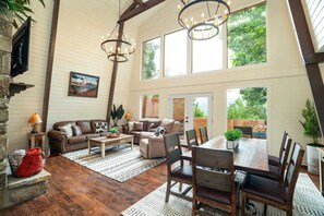 Dining - Huge Mtn Views/3miles to Downtown/HotTub/3 Pools (Gatlinburg)