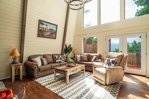 TV, fireplace, stereo, offices - Huge Mtn Views/3miles to Downtown/HotTub/3 Pools (Gatlinburg)