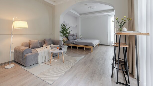 Uma sala de estar moderna com um sofá, uma mesa de centro e um abajur.