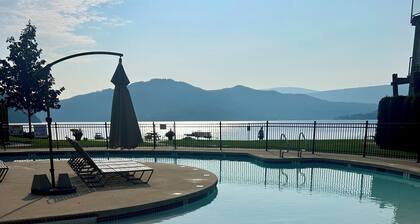 Lakefront Shuswap townhouse in Scotch Creek (Buoy, private beach & pool/hot tub)