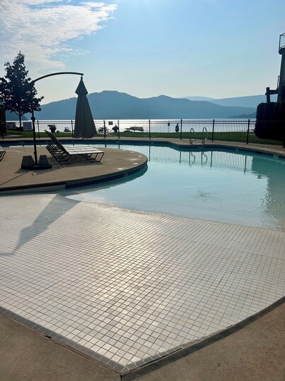 Lakefront Shuswap townhouse in Scotch Creek (Buoy, private beach & pool/hot tub)