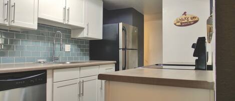 Een koelkast, een oven, een kookplaat, een vaatwasser