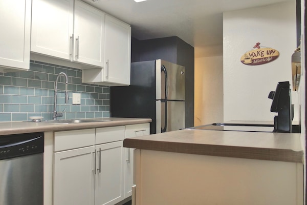 Fridge, oven, stovetop, dishwasher