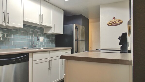 Fridge, oven, stovetop, dishwasher - Charming 2-bedroom 1Bath Jack and Jill condo with WiFi, AC in wonderful Phoenix (Phoenix)
