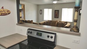 Interior - Charming 2-bedroom 1Bath Jack and Jill condo with WiFi, AC in wonderful Phoenix (Phoenix)