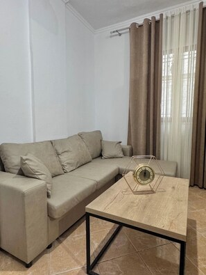 Living area - Charming 1-bedroom apartment in wonderful Tiranë with WiFi, AC (Tiranë)