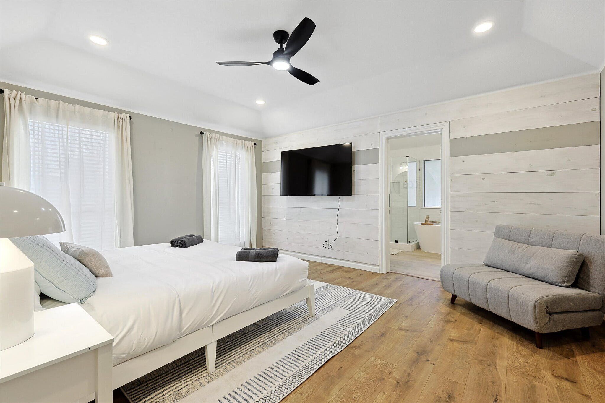 5 bedrooms, iron/ironing board, WiFi, bed sheets