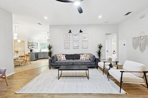 テレビ、ステレオ、書斎 / ワークスペース