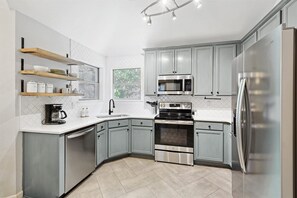 Fridge, microwave, oven, stovetop - Luxury Gem in the Forest-Pool&HotTub&Cinema&Games (Red Oak)