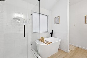 Shower, hair dryer, towels, shampoo - Luxury Gem in the Forest-Pool&HotTub&Cinema&Games (Red Oak)
