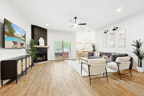 TV, stereo, offices - Luxury Gem in the Forest-Pool&HotTub&Cinema&Games (Red Oak)