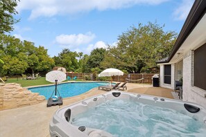 Pool - Luxury Gem in the Forest-Pool&HotTub&Cinema&Games (Red Oak)