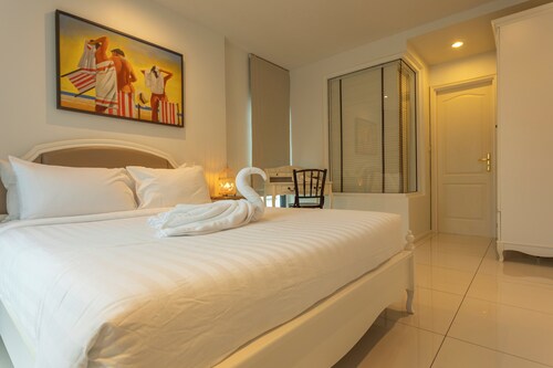 Everything U Need Walking Distance c108