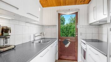 Réfrigérateur, four, lave-vaisselle, chaise haute