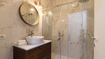 Doccia, asciugacapelli, bidet, asciugamani