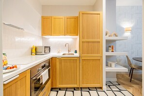 Fridge, oven, stovetop, dishwasher
