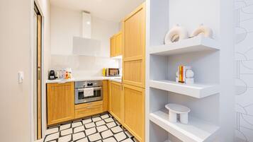 Frigorífico, horno, placa de cocina y lavavajillas