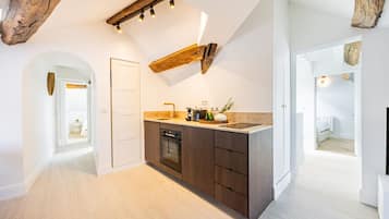 Frigorifero, microonde, forno, piano cottura