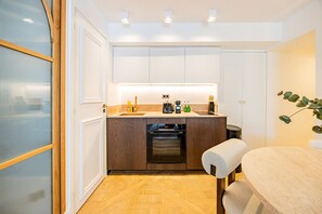 Kühlschrank, Mikrowelle, Ofen, Herdplatte