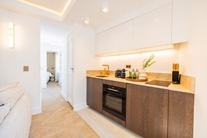 Een koelkast, een microgolfoven, een oven, een kookplaat