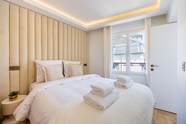 1 slaapkamer, een strijkplank/strijkijzer, gratis wifi, beddengoed