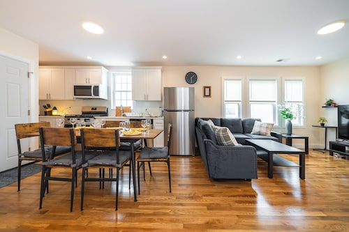 3BR pet-friendly Boston apartment w/parking — near Franklin Park Zoo