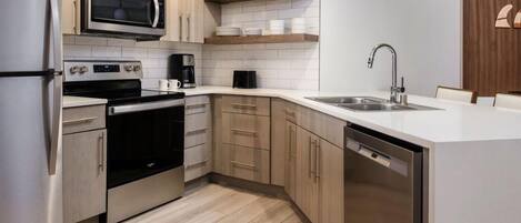 Réfrigérateur, micro-ondes, four, plaque de cuisson