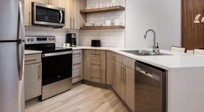 Een koelkast, een microgolfoven, een oven, een kookplaat