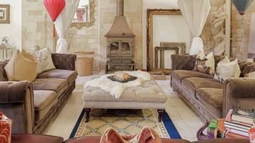 House, Garden View | Living area | Flat-screen TV