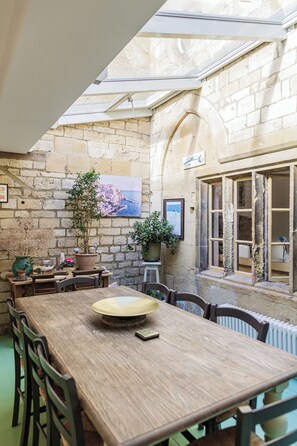 Casa, vista al jardín | Comedor