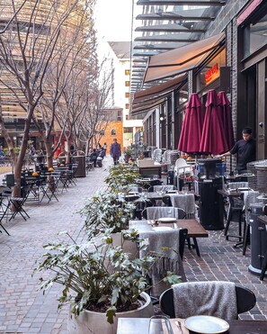 Outdoor dining - Chic Darling Harbour Oasis in the Heart of Sydney, 2BR w/ Resort-Style Amenities (Sydney)