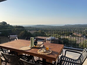 تناول الطعام بالخارج