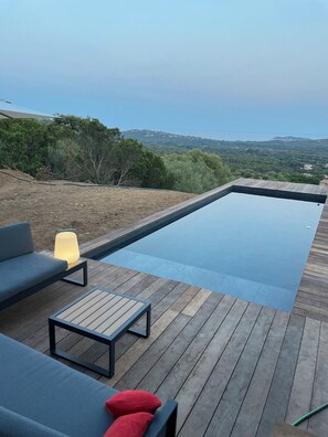 حمّام سباحة خارجي، حمّام سباحة مُدفَّأ