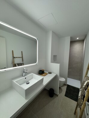 تجهيزات دش، مجففات شعر، مناشف، صابون