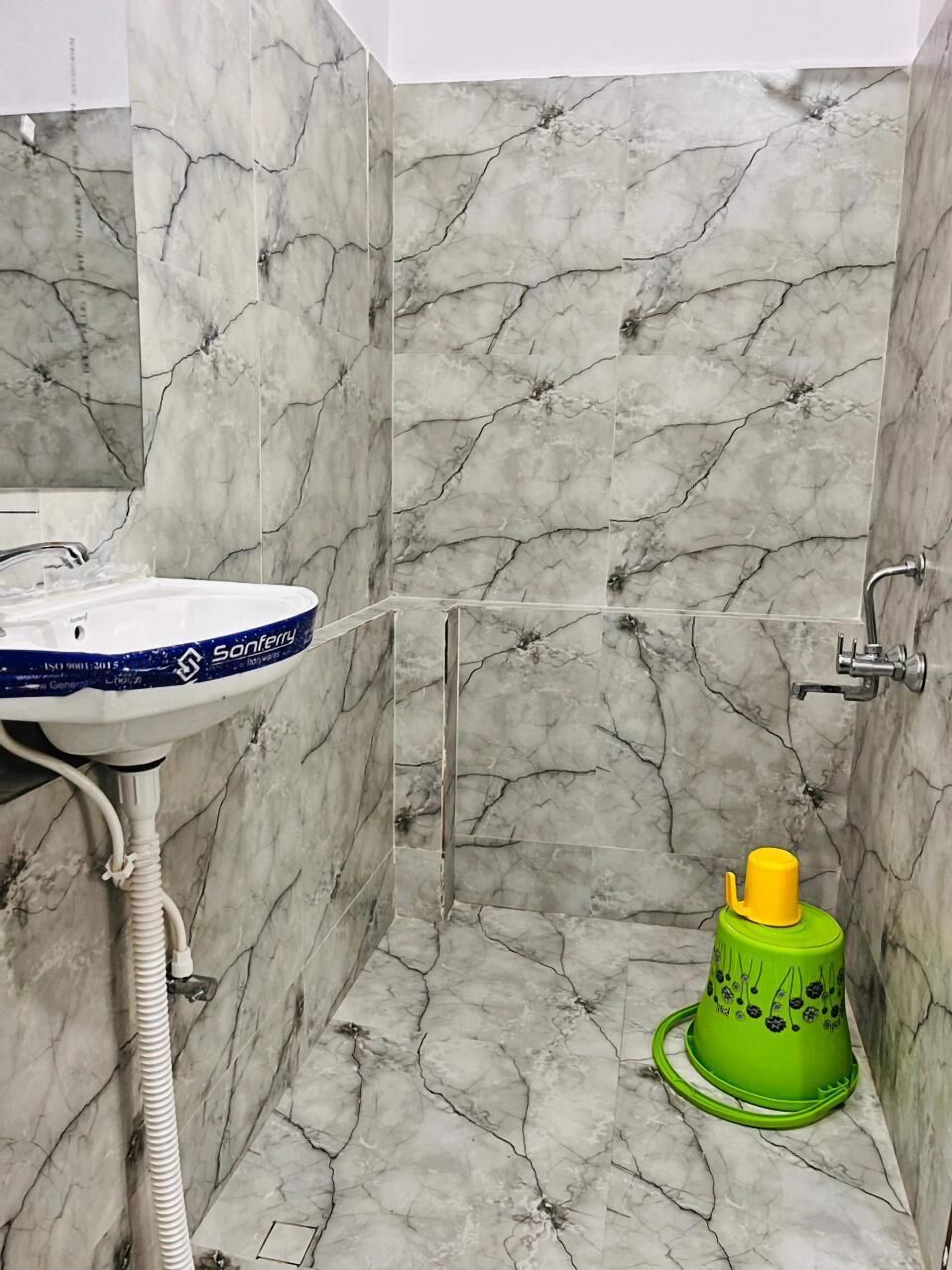 Deluxe Room, City View | Bathroom | Free toiletries, towels, soap, shampoo