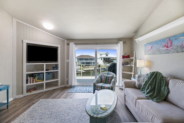 Smart TV, books - Roseates Nest- Water View (Aransas Pass)