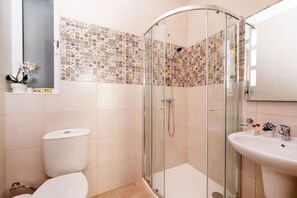 Douche, sèche-cheveux, serviettes fournies