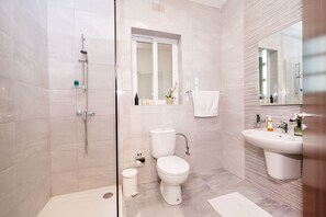 Shower, hair dryer, towels - The Hillock South A9 (Marsalforn)