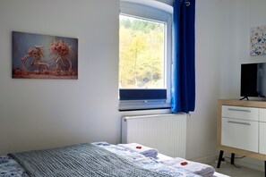 2 Schlafzimmer, Schreibtisch, Bügeleisen/Bügelbrett, Reisekinderbett