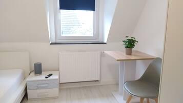 2 Schlafzimmer, Schreibtisch, Bügeleisen/Bügelbrett, Reisekinderbett