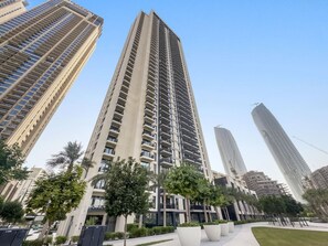 Exterior - Chic 2BR Stay at Creek Horizon with Pool, Gym and Prime Dubai Location (Creek Harbour)