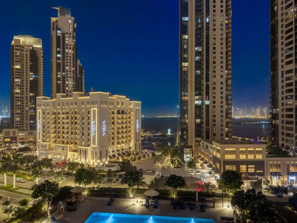 Exterior - Chic 2BR Stay at Creek Horizon with Pool, Gym and Prime Dubai Location (Creek Harbour)