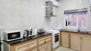 Eine Küche mit Mikrowelle, Toaster, Wasserkocher und Backofen.