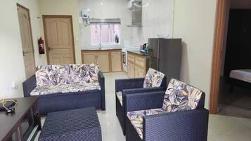 Appartement, patio, vue montagne | Coin séjour | Télévision à écran plat