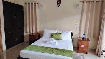 Appartement, patio, vue montagne | 1 chambre, coffres-forts dans les chambres, fer et planche à repasser