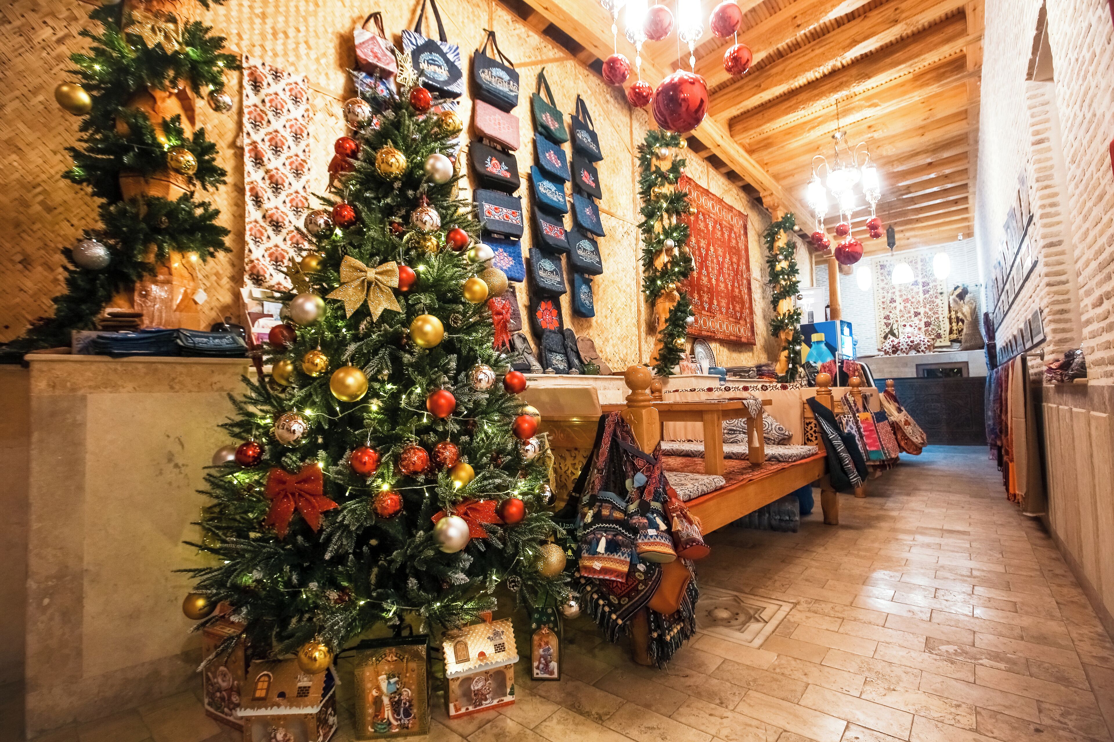 Una habitación acogedora con pisos de madera, un árbol de Navidad y diversas decoraciones festivas.