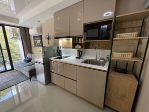 Private kitchen - Cosy 1-bedroom apartment in a pleasant walking location to Yanui beach  (Tambon Rawai)