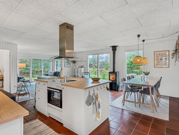 Kühlschrank, Geschirrspüler, Kochgeschirr/Geschirr/Besteck